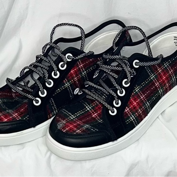 Traq by Alegra Lyriq Flannely Black Red Women's Sz 7 - 7.5 Shoes Sneakers - Picture 2 of 4